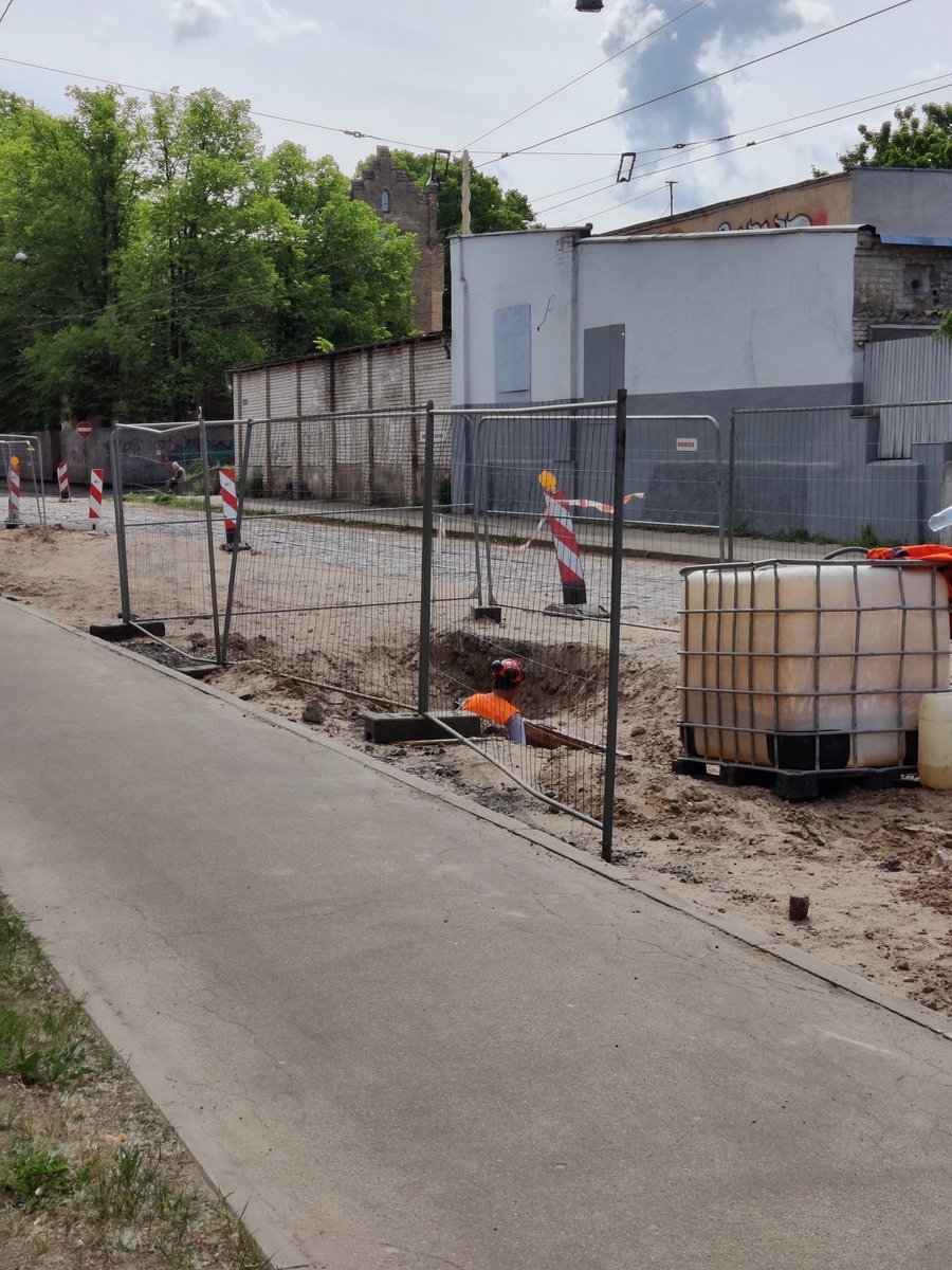 Pilskalns's tweet photo. Kad visi aizskrien svinēt, bet tu paliec burtiski pēdējais būvbedrē https://t.co/4U8NoFHZDx