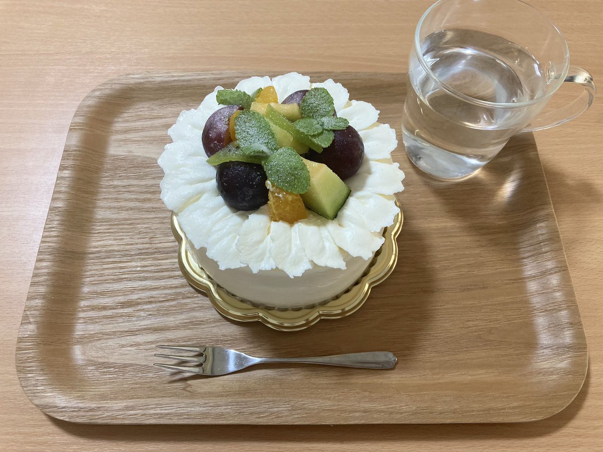 今日は職場の上司から誕生日ケーキを貰いました。嬉しかったです。