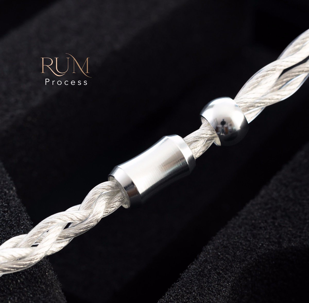 qoa_japan's tweet photo. QoA RUM アップグレードケーブル
好評発売中

2.5mmバランス、3.5mmアンバランス、4.4mmバランス各種プラグ交換可能で、6N OCCに銀メッキを施した、高音質アップグレードケーブル
2Pinとmmcxをご用意

#プラグ交換 #mmcx #2Pin #ケーブル #QoA

詳細はこちら
https://t.co/IuooDCBnBA https://t.co/bzvo3a0vuO