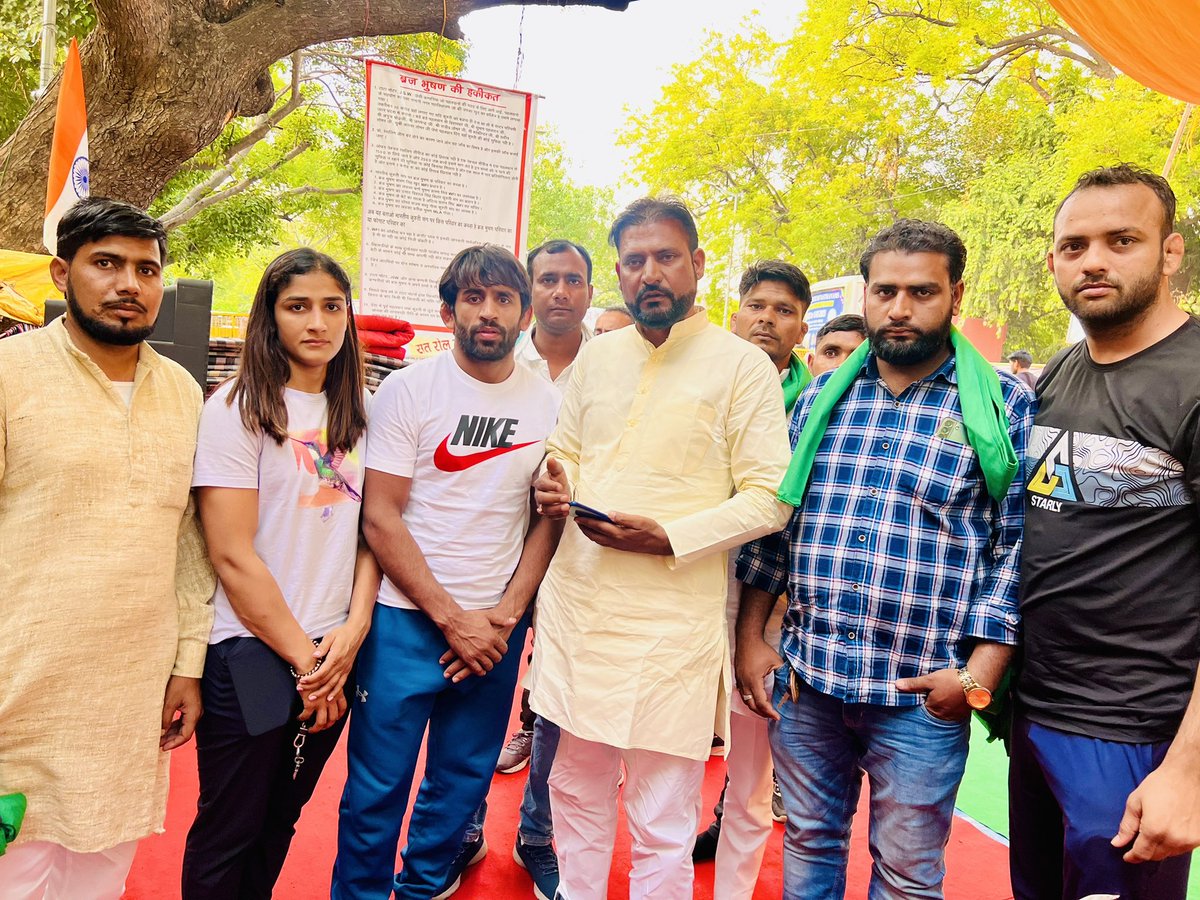 NirwalVinod's tweet photo. समाज का प्रतिनिधित्व करने वाले नेताओं को डूब मरो!
देश का नाम रोशन करने वाली बेटियों के साथ आज जंतर मंतर पर जो व्यवहार हुआ है। वह दिल दहलाने और झकझोरने वाला है इस दुर्भाग्यपूर्ण घटना पर समाज के तथाकथित सर्व घोषित और स्वयंभू नेताओं को शर्म आनी चाहिए और उनको डूब मरना चाहिए। https://t.co/jqxXuhUIsg