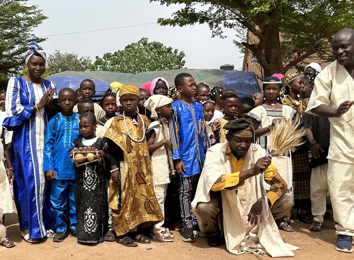 The'les jasmins'private school,in collaboration with parents,organized a traditional day Many Malian ethnicities were represented. Children & parents took chance to talk with Pr.@djimdeab about science & its professions. An opportunity to encourage children to interest in science