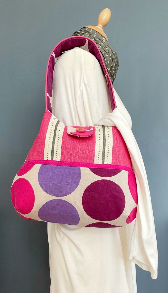 An enduringly popular design in my Etsy Shop, my Girly Bags are timeless masterpieces of gorgeousness

#elevenseshour  #shopindie #MHHSBD 

buff.ly/2F1nKi1   etsy.com/uk/shop/SammDe…