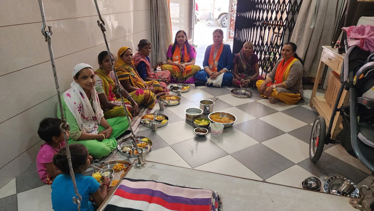 jyotilakhani13's tweet photo. #Samrastann
*ભારતીય જનતા પાર્ટી સામાજીક સમરસતાના ન્યાય સપ્તાહ* અંતર્ગત વોર્ડ નં 8 માં રાજકોટ શહેર ITSM ઇન્ચાર્જ શ્રીમતી જ્યોતિબેન લખાણી ના ઘરે દલિત સમાજની બહેનો ને ભોજન કરાવ્યું હતું રાજકોટ મહાનગર ના અધ્યક્ષા કિરણબેન માકડીયા,વોર્ડ નંબર8ના કોર્પોરેટર શ્રી ડો. દર્શનાબેન પંડ્યા https://t.co/4fFcUC49kE