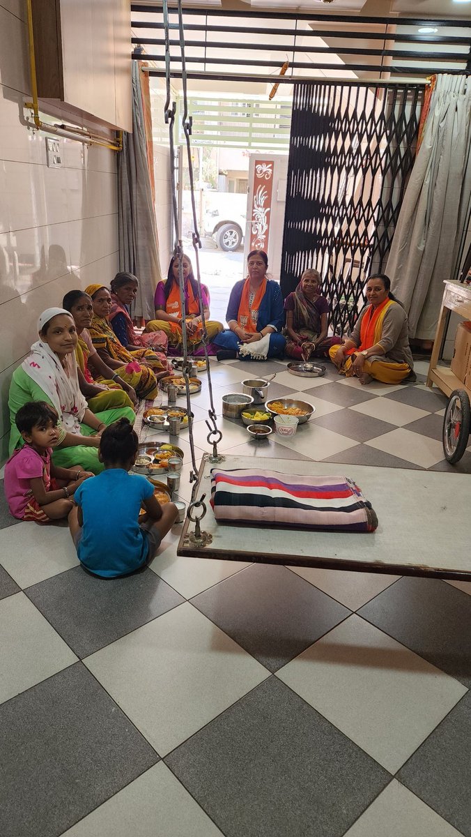 jyotilakhani13's tweet photo. #Samrastann
*ભારતીય જનતા પાર્ટી સામાજીક સમરસતાના ન્યાય સપ્તાહ* અંતર્ગત વોર્ડ નં 8 માં રાજકોટ શહેર ITSM ઇન્ચાર્જ શ્રીમતી જ્યોતિબેન લખાણી ના ઘરે દલિત સમાજની બહેનો ને ભોજન કરાવ્યું હતું રાજકોટ મહાનગર ના અધ્યક્ષા કિરણબેન માકડીયા,વોર્ડ નંબર8ના કોર્પોરેટર શ્રી ડો. દર્શનાબેન પંડ્યા https://t.co/4fFcUC49kE