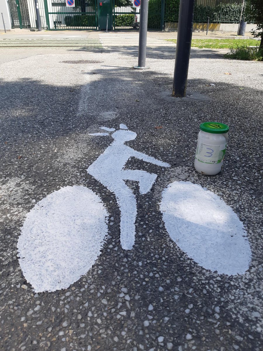 Pas de jours fériés pour les activistes ☺️
Face au manque d'entretien, on s'est permis de remettre un petit coup de peinture 🤠😎👷👩‍🎨
<a href="/GrenobleAlpes/">Grenoble Alpes Métropole</a> #UnTweetPourLaval