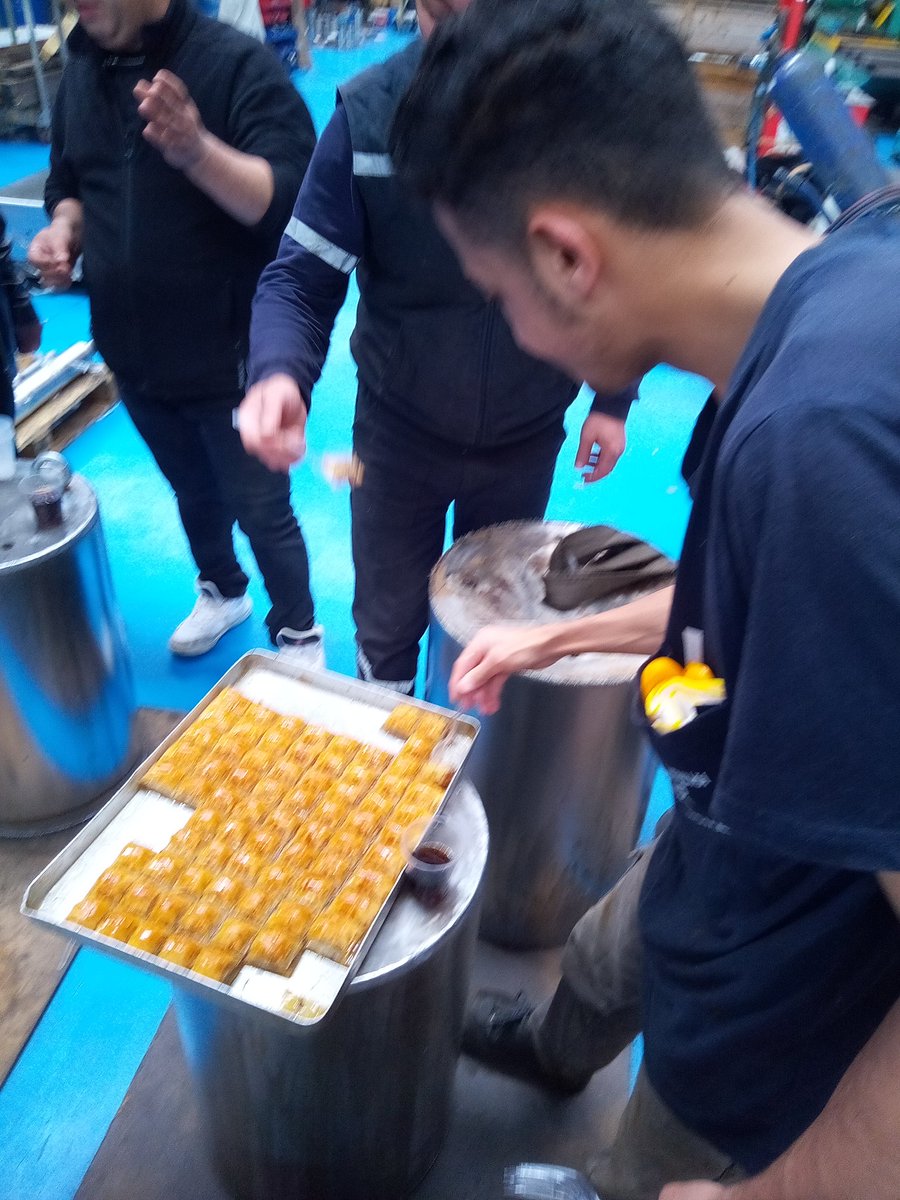 Erdoğanın Zaferi için işyerinde baklava ikram ettim Suriyeliler bizden çok sevindi Erdoğanın Zaferine