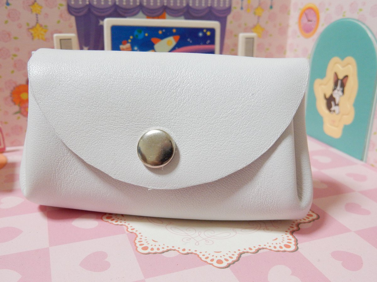 YouMouSan's tweet photo. レザークラフト楽しい。
白いレザーの小銭入れ。

バネホックつけるのが難しい・・・

#手芸 #レザークラフト #ハンドメイド https://t.co/VsokrIqosw