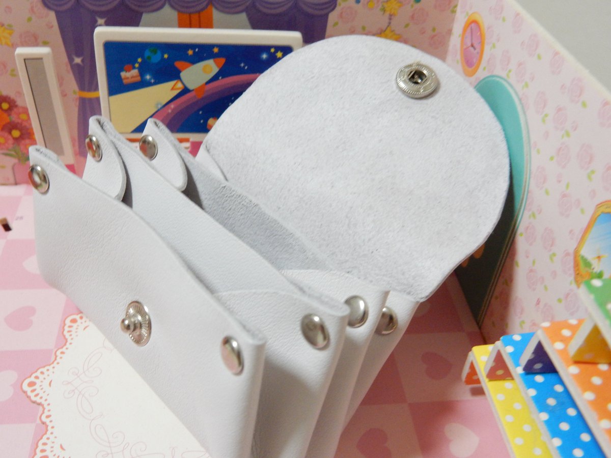 YouMouSan's tweet photo. レザークラフト楽しい。
白いレザーの小銭入れ。

バネホックつけるのが難しい・・・

#手芸 #レザークラフト #ハンドメイド https://t.co/VsokrIqosw