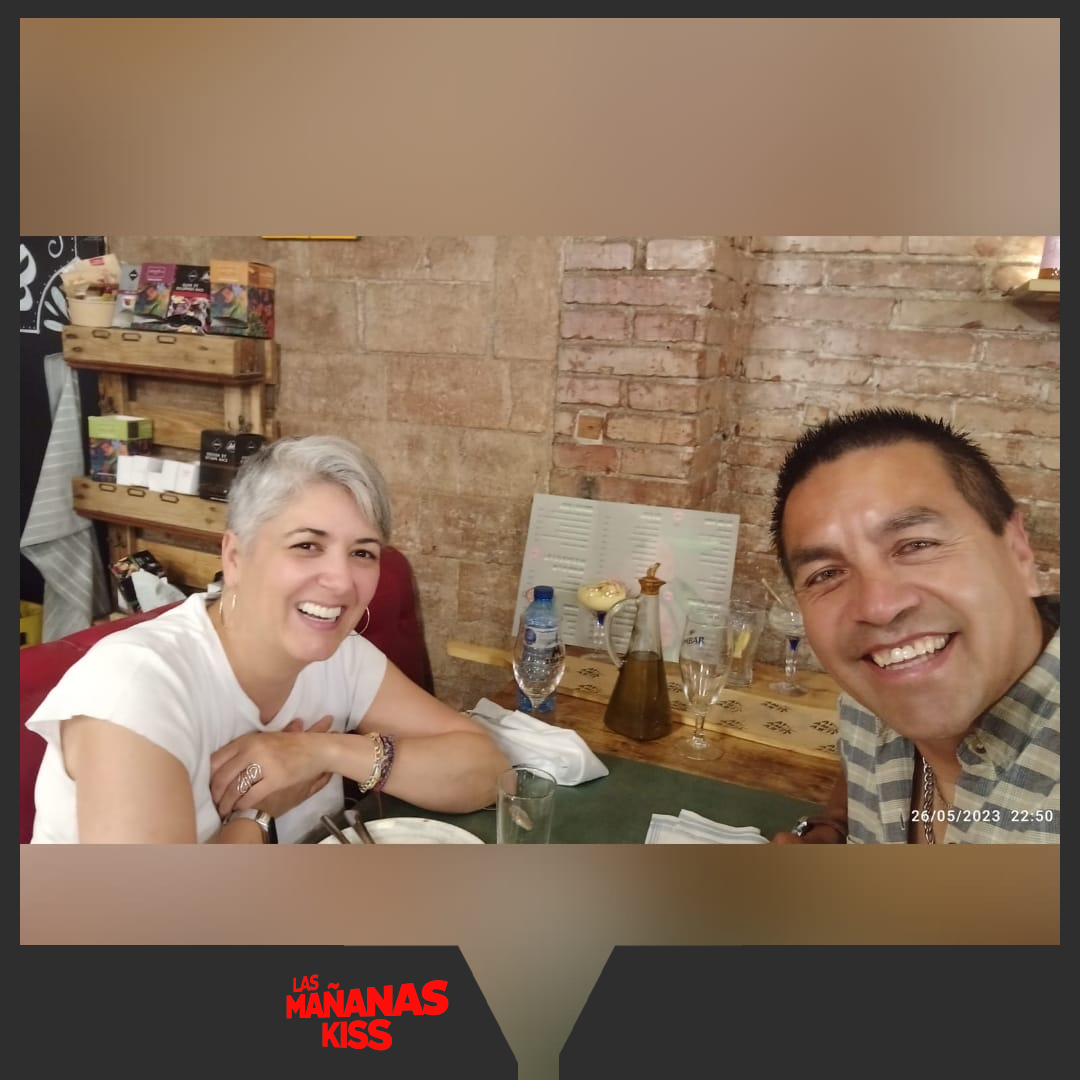 lasmananaskiss's tweet photo. Estos son María y Pablo, de BCN. Se conocieron en #LMK, se cayeron bien y se fueron a cenar.
La foto marca las 22:50 y se les ve a gusto, pero qué pensáis que ocurrió después: ¿se fueron por ahí de pingo o se fue cada uno a su casa? Mañana resolvemos #LMK #DrAmor #CitasACiegas https://t.co/3ZmTvNyZ2q