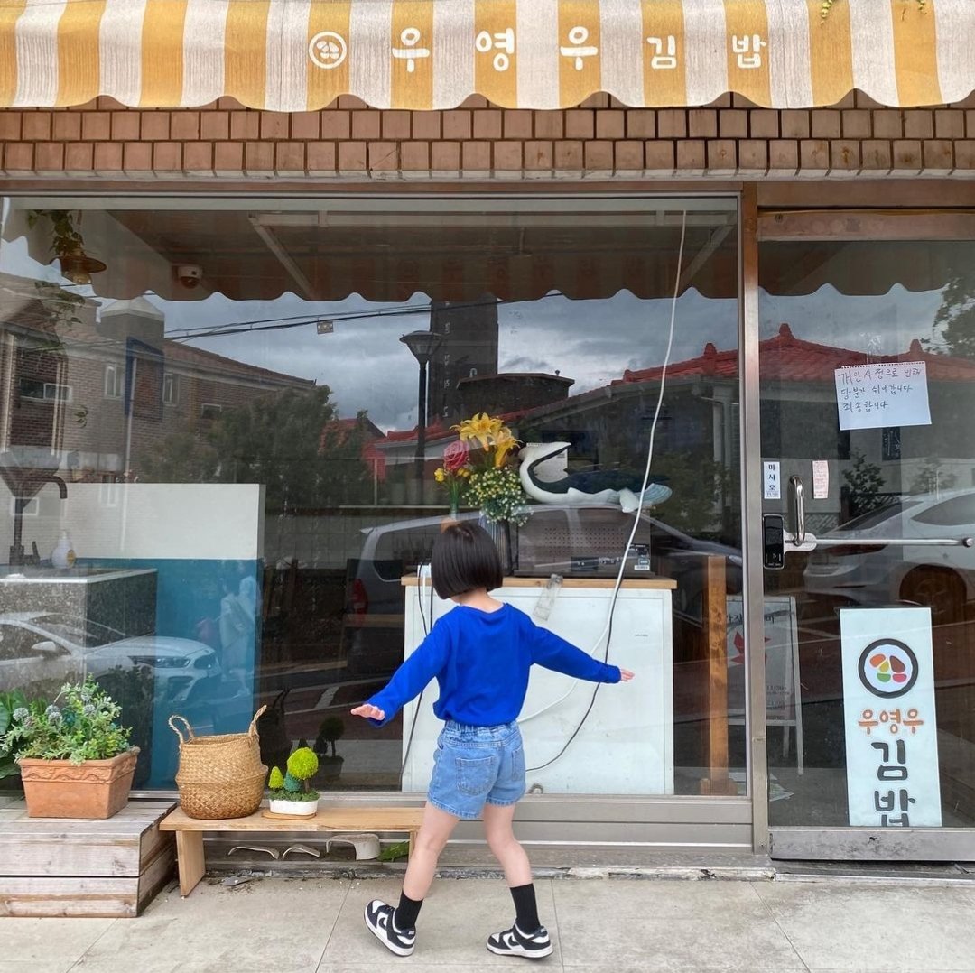 Child actress #LeeAhRin (Mok Ha 5 years old) visits Woo Young Woo Kimbap 💕🏝🐳
#Divaofthedesertedisland