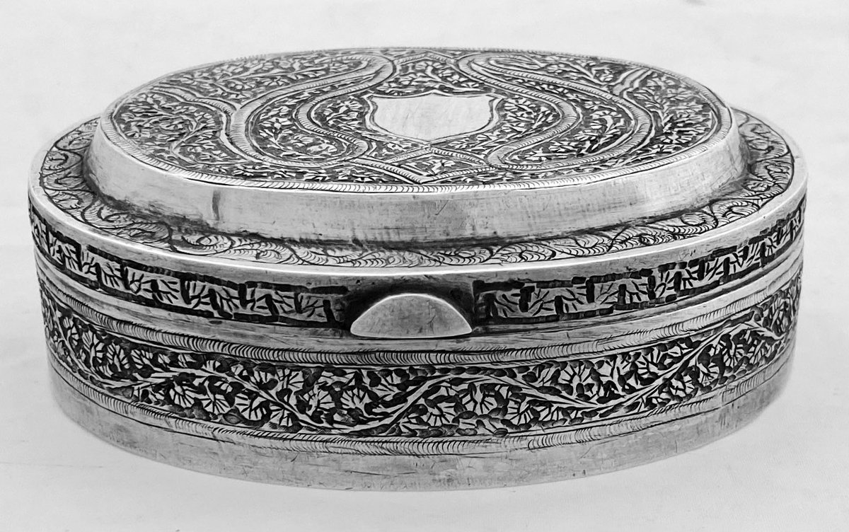 BassetlawA's tweet photo. An Indian colonial period white metal table snuff box, circa 1870 - 1910. #antiques #snuffboxes https://t.co/GQj31Xh5ak