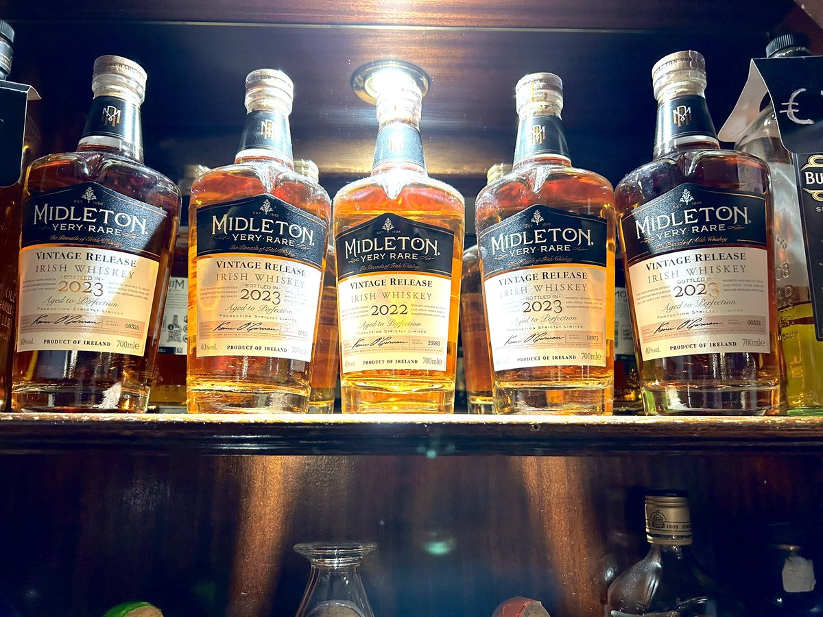 kerriganmickey's tweet photo. Now that’s what you call a top shelf @midletonvrare #oflahertys #buncrana https://t.co/DVZfV3Ditz