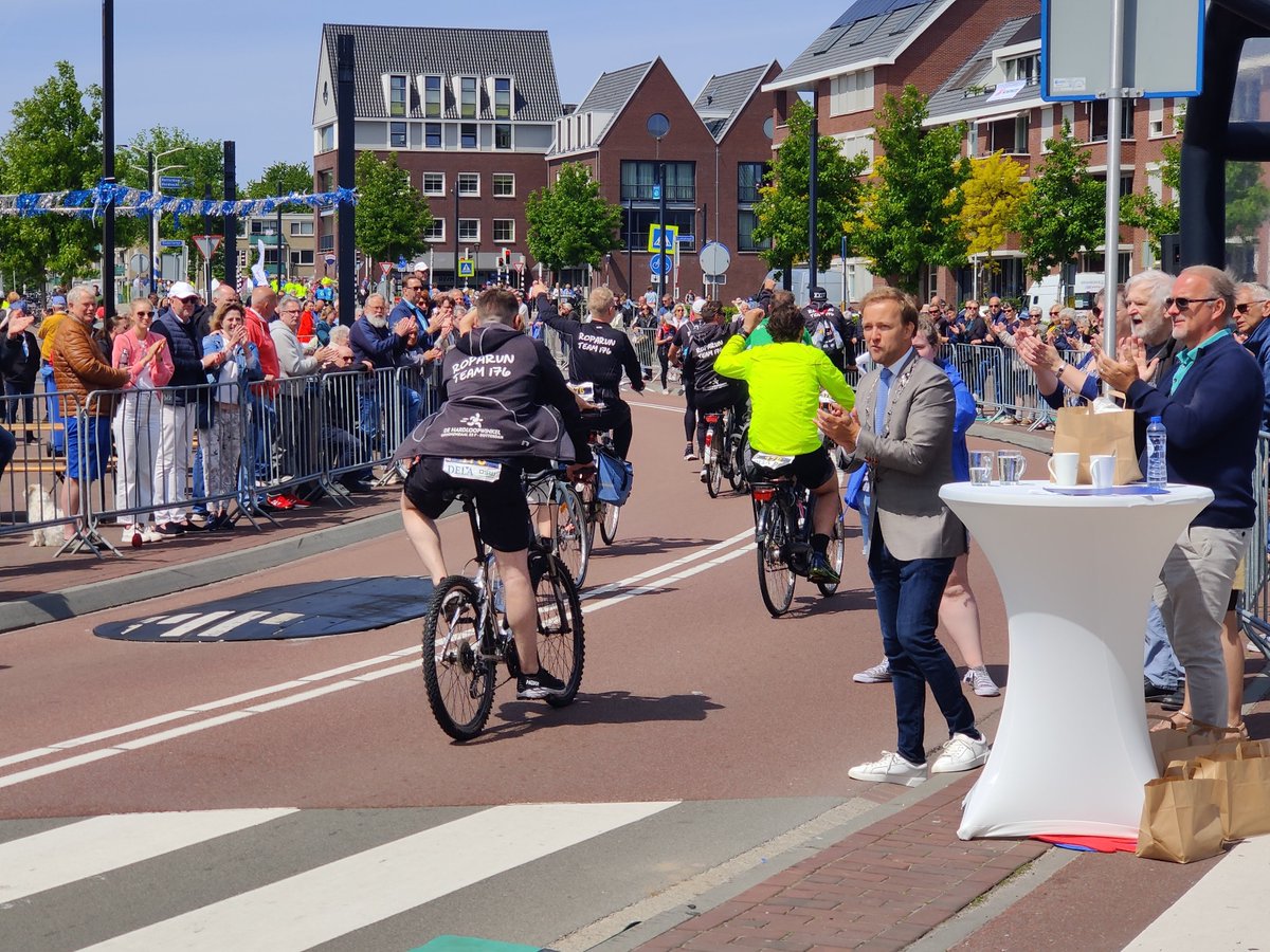 BarendrechtnuNL's tweet photo. Doorkomst #Roparun op het gemeentehuisplein in #Barendrecht https://t.co/CQ8c2Exiky