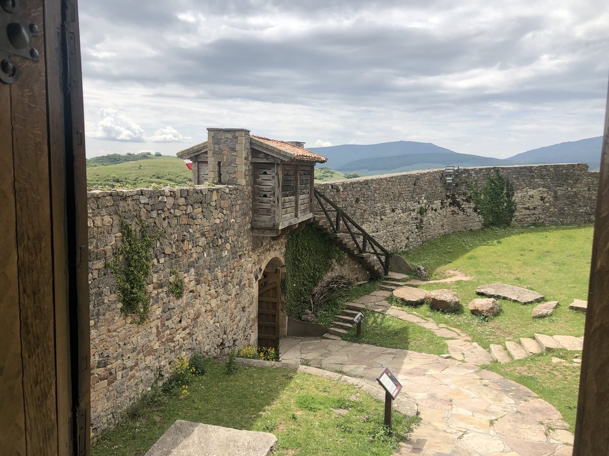 Abriendo ventanas para dejar que el calor del sol contrarreste el invierno permanente del castillo  🏰❄️☀️

#castillodeargüeso #campoodesuso #cunadelebro #cantabriarural #equilibrioperfecto