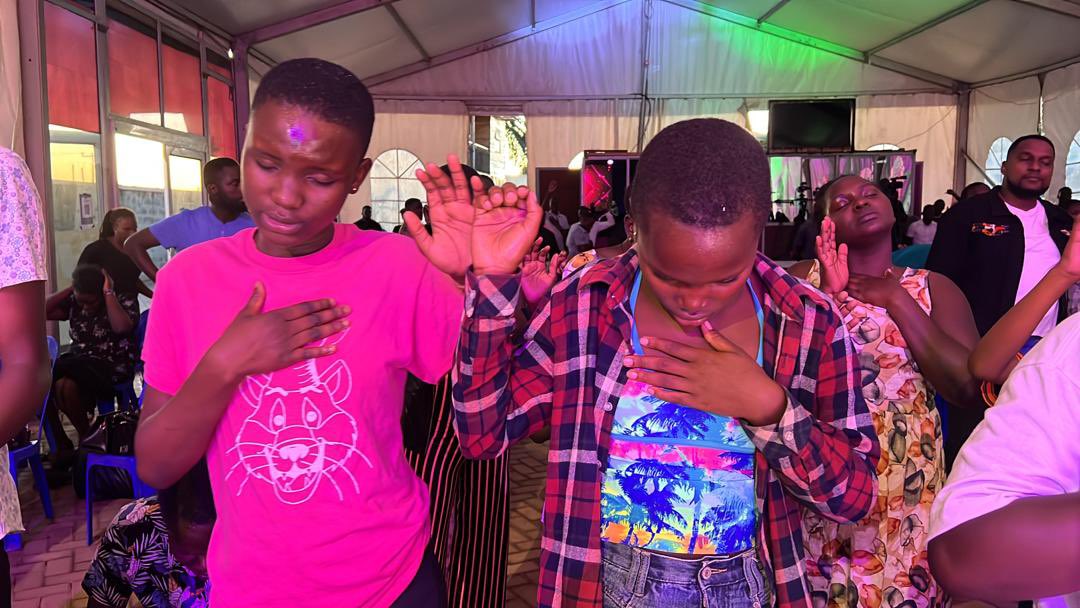 Mutalma's tweet photo. Hey @Houseofdreign, thanks for blessing our young people last evening. Most people don’t know that this guys is a great minister of the word, apart from his music also being great too. https://t.co/aioIavP0Fw
