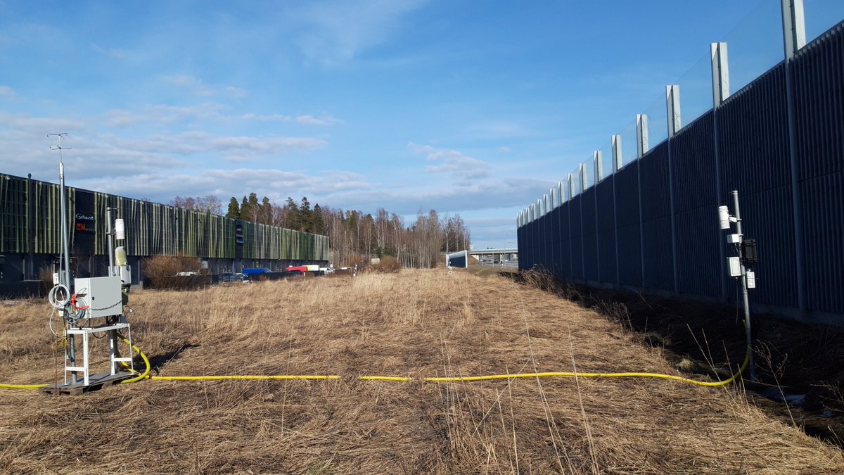 Tutkimme liikenteen päästöjen vaikutuksia ilmanlaatuun avoimessa paikassa ja meluaidan lähistöllä käyttäen uusia mittausteknologioita, ilmanlaatusensoreita ja mobiilimittauksia. hsy.fi/parempaailmaa/…
#ParempaaIlmaa #ilmanlaatu
<a href="/IlmaTiede/">Ilmatieteen laitos</a> <a href="/hsy_ilmanlaatu/">Pk-seudun ilmanlaatu</a> @HelsinkiUni @TampereUni