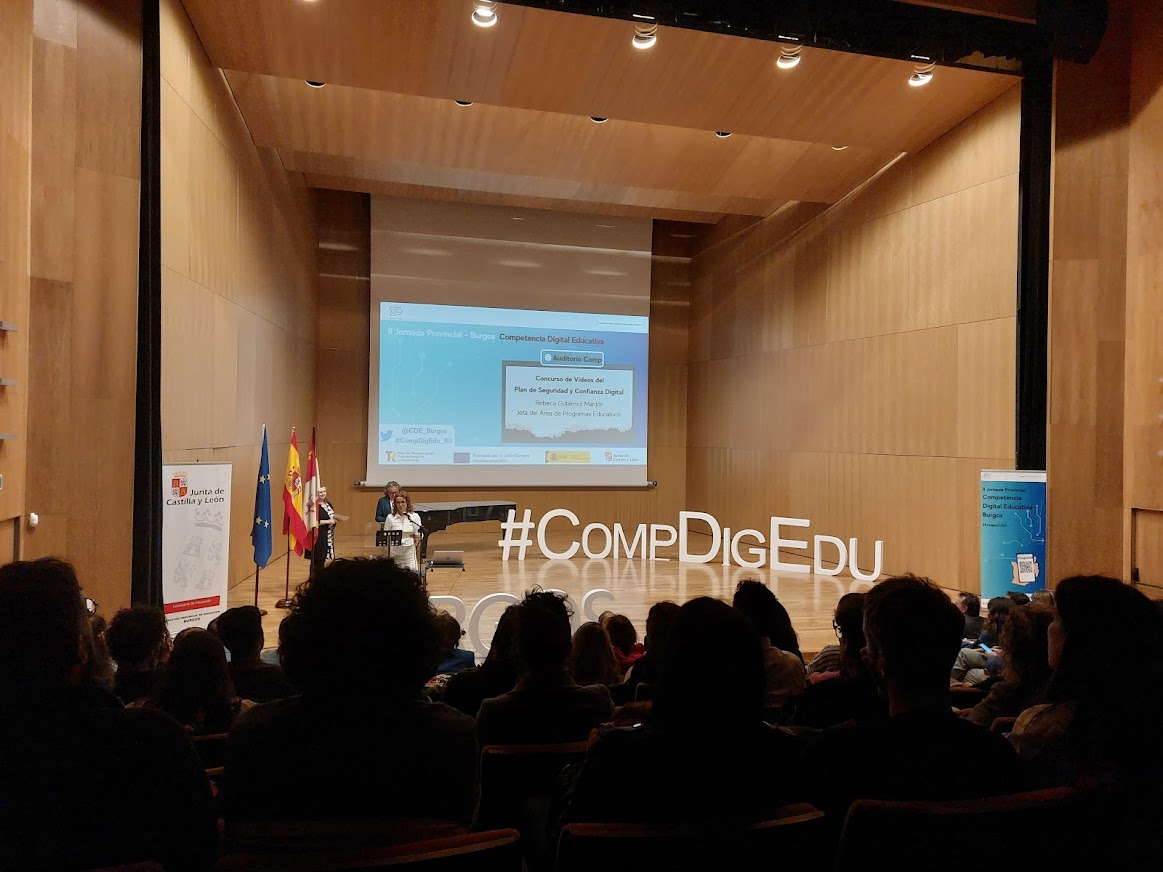 simondecolonia's tweet photo. Nieves Ausín en la II Jornada Provincial de Competencia Digital Educativa #CompDigEdu_BU expone sobre la simulación mediante realidad virtual en la prevención de riesgos profesionales para FP. Proyecto financiado por el Ministerio de Educación y FP y por la UE Next Generation https://t.co/WWmodiHa7F