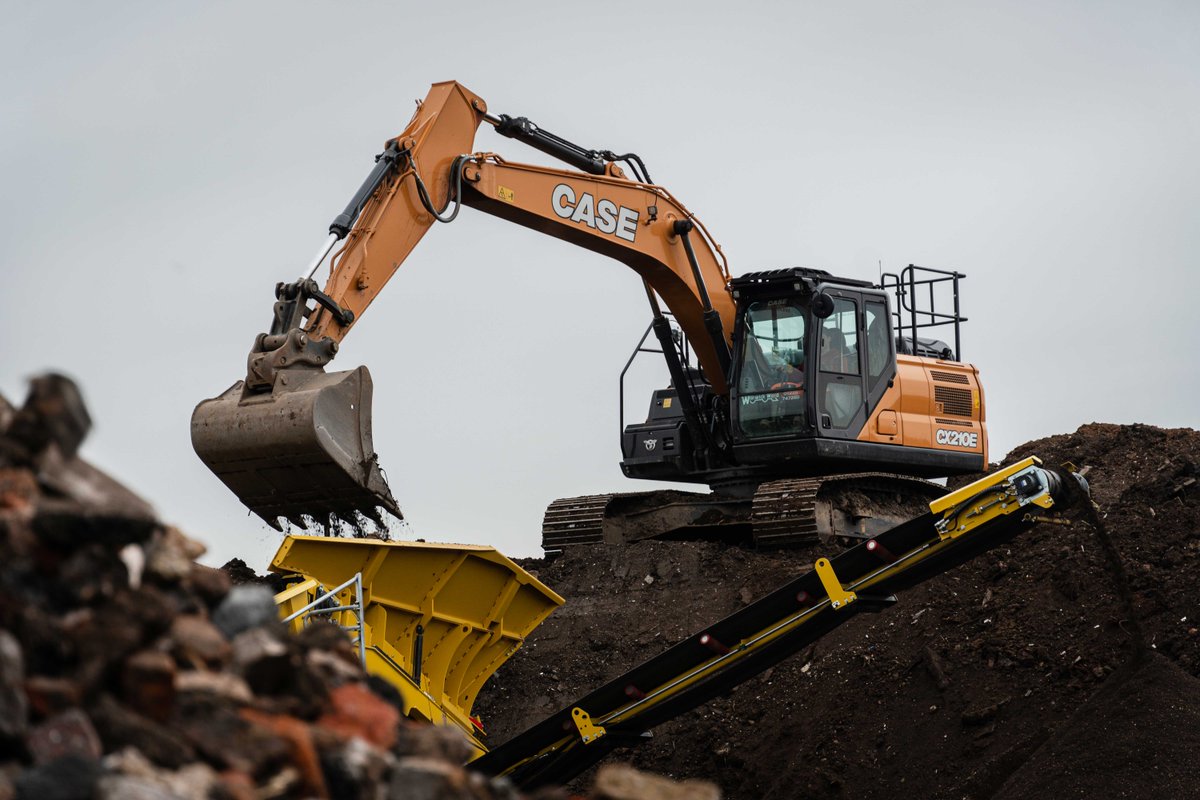 warwickward's tweet image. Great to see a range of @CaseCE_EU machines working alongside the @Keestrack1 K5 Scalper Screen over at We Are Pegasus last week! 👏

#WarwickWard #WarwickWardMachinery #CrushingAndScreening #Crusher #Screener #KeestrackB5 #CaseCE #WeArePegasus