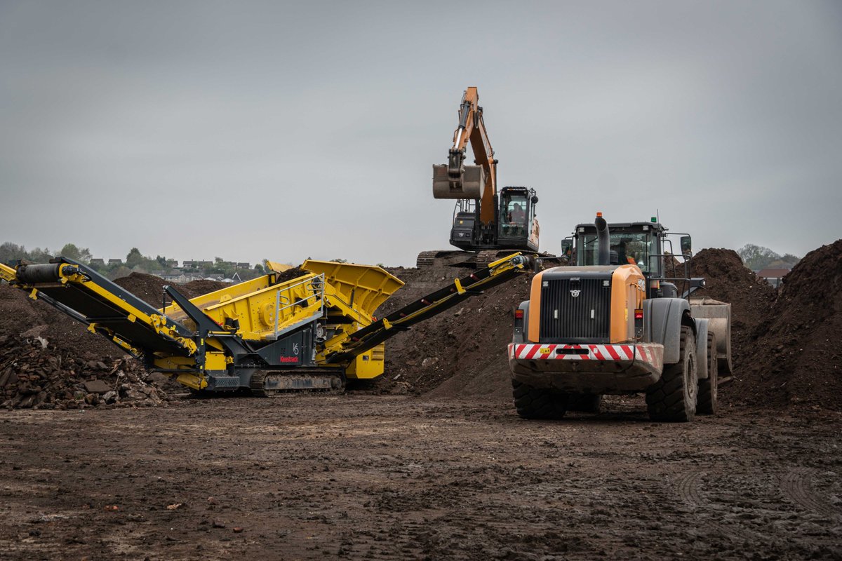 warwickward's tweet image. Great to see a range of @CaseCE_EU machines working alongside the @Keestrack1 K5 Scalper Screen over at We Are Pegasus last week! 👏

#WarwickWard #WarwickWardMachinery #CrushingAndScreening #Crusher #Screener #KeestrackB5 #CaseCE #WeArePegasus