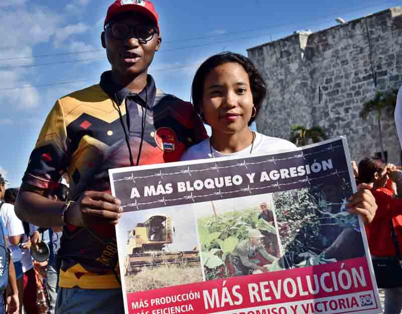 Jóvenes reclaman en caravana cese del bloqueo
#MejorSinBloqueo 
#Cuba 
#PasiónXCuba