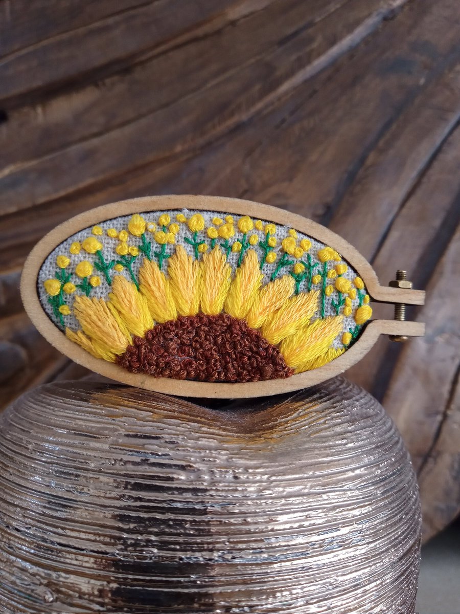 Gorgeous Embroidered Sunflower Brooch 
#elevenseshour #earlybiz #ukgiftam #shopindie #mhhsbd #craftbizparty 
etsy.com/listing/144360…