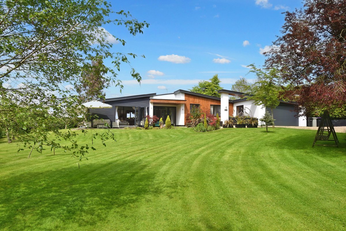 MoveWithMasons's tweet photo. 🦆Move with Masons 🦆 to Avondale Utterby, LN11 0TH ⭐️ For Sale £685,000  
• V modern in 2/3 acre • Superb village location nr. 13th C Church • Tucked down leafy lane • Large open plan space •  Views over Wolds  Call 📞01507 350500  https://t.co/JU3Y9iDu9v #movewithmasons https://t.co/JO5XBiAuyS