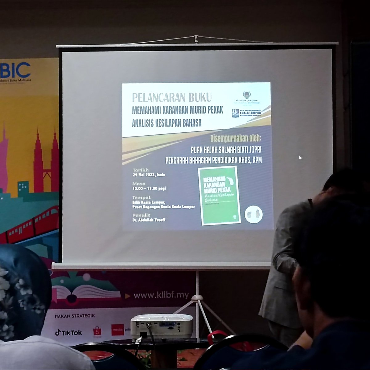 LamYing52's tweet photo. P1 Penggunaan projektor LCD untuk memaparkan maklumat dari komputer.
P2 Banyak koleksi cerita dijumpai dengan mengimbas kod QR pada buku.
P3 BookTok mencipta sudut baca virtual.
P4 Aplikasi Bookubuku membolehkan pembelian buku dalam talian.
#LEEKAIWANG #KPPB #IPGKIK #GOGLOBAL https://t.co/AH2O7TYMFf