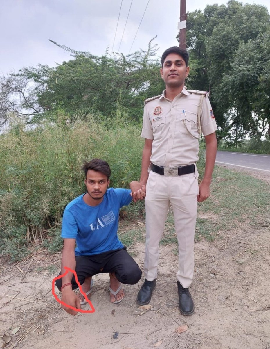 #DelhiMurderCase
Sahil has been captured by the police in Bulandshahr.
The presence of a Kalava on his hand raises questions 🤔
Let's await the investigation for more information. If found guilty by law, he must be hanged.

@sharmarekha
#SahilArrested #JusticeServed #KeralaStory