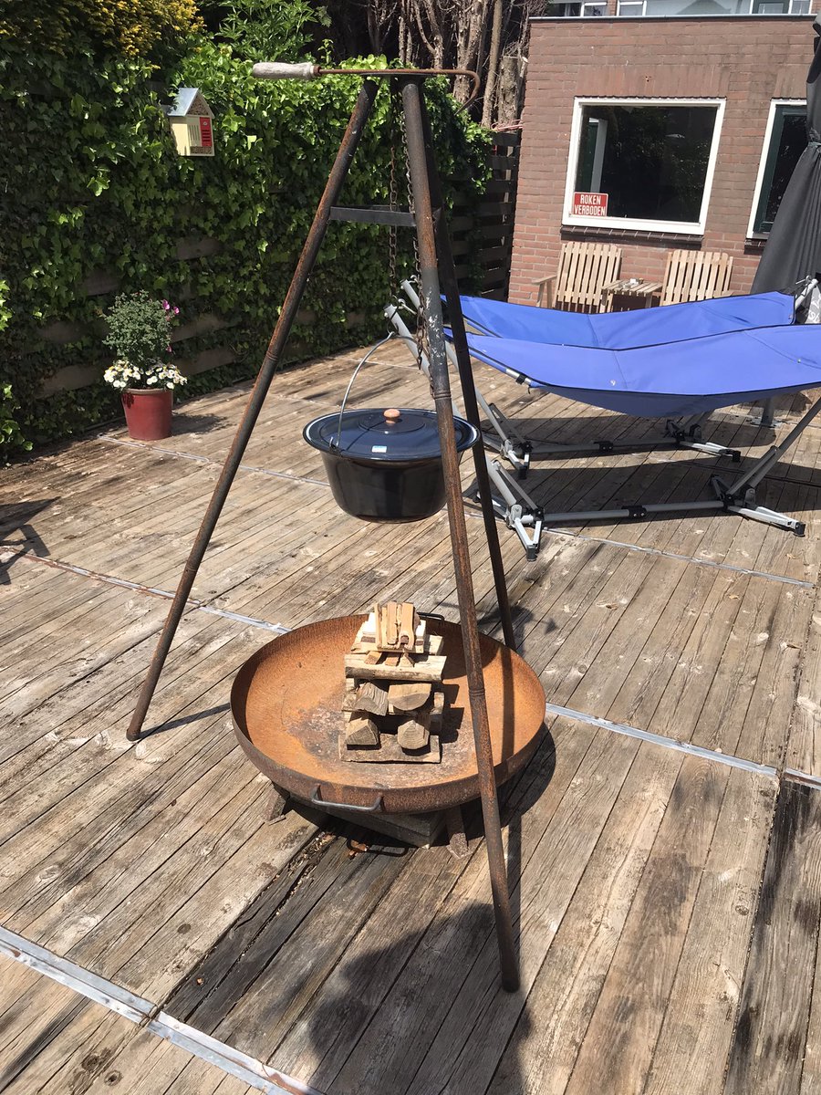 Glijn1's tweet image. Vandaag lekker een dagje tuin. #heksenketel #Bbq #Hangmat 🔥☀️ 🍷 🍺 Ze maken ons niet gek vandaag 😊😍 @68petra