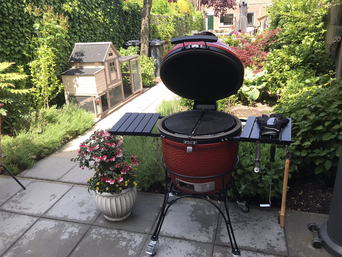 Glijn1's tweet image. Vandaag lekker een dagje tuin. #heksenketel #Bbq #Hangmat 🔥☀️ 🍷 🍺 Ze maken ons niet gek vandaag 😊😍 @68petra