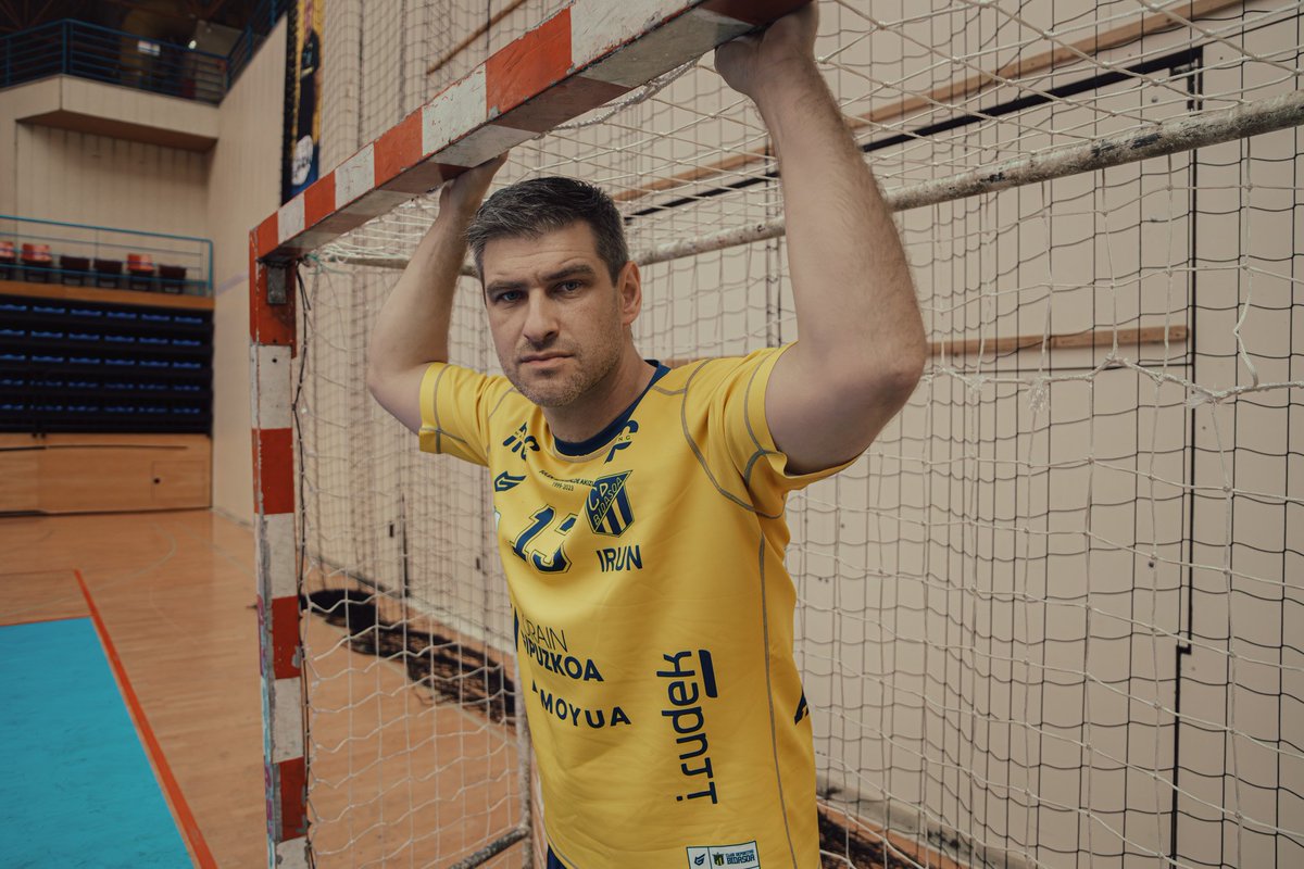 👕 El Bidasoa Irun jugará con una camiseta especial este sábado 🆚 <a href="/AngelXimenezBM/">BM Cajasol Ángel Ximénez Puente Genil</a>

La camiseta se subastará y lo recaudado irá para la familia de Fernando Bolea

ℹ️ cdbidasoa.eus/2023/05/29/cam…

#AupaBidasoa 💛💙
#ArtalekukoIndarra 🏟💥

(📸 Haimar Marcos)