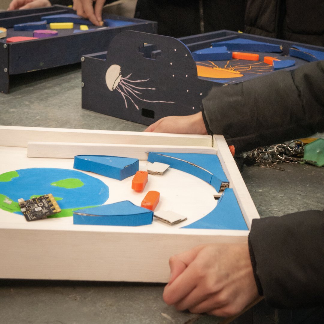 El projecte Pinball és un dels més agraïts a l'hora de treballar a l'aula, ja que els nens i nenes estan encantats de pensar el seu propi disseny, aplicar-lo i després poder jugar a un #Pinball que han fet amb les seves pròpies mans.

#Educacio #Tecnologia #Programacio #microbit