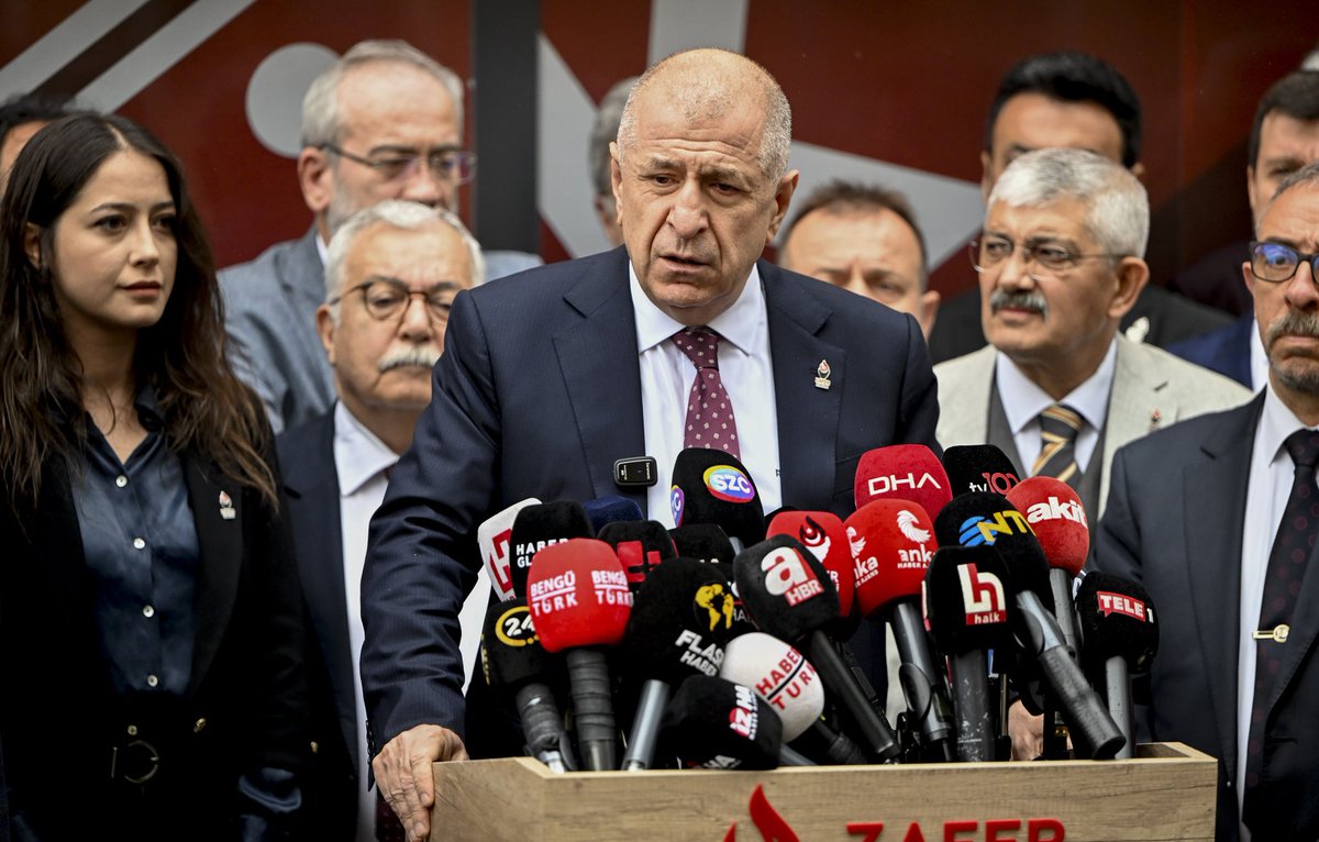 Ümit Özdağ Suriye’deki seçim kutlamalarını paylaştı.

'Maaşları biz ödeyeceğiz. Adamlar sevinmesin de kim sevinsin?'