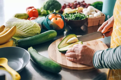 AndreaVSharp's tweet photo. Researchers found a clear connection between eating more produce and heart health. https://t.co/t4Btv8jPxO https://t.co/UoPjIi263f