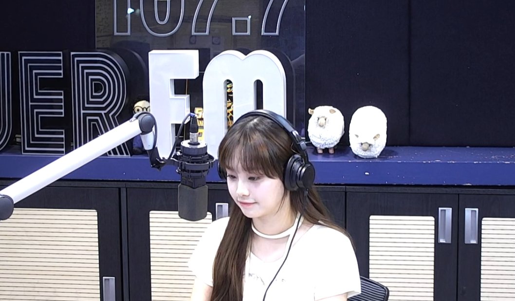 Today on SBS Radio PowerFM Wendy's Young Street
Special DJ Chuu
Guests: WJSN Soobin, INFINITE Sungjong

* Chuu will be special DJ this week (Monday~Sunday 8pm~10pm KST) on "Wendy's Young Street" as Wendy is on tour

on Gorealra app or
sbs.co.kr/live/S17?div=l…
(maybe geoblocked)