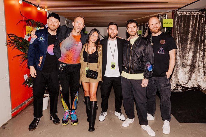 ID_Albiceleste's tweet photo. Dua pihak yang paling bertanggung jawab membuat warga Indonesia terpontang-panting di tahun 2023 ini: Coldplay dan Lionel Messi😁🥰

https://t.co/6Yvzu21XKm