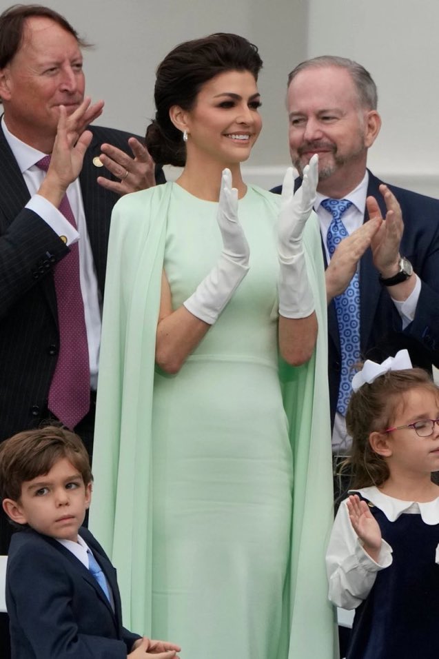 vox_cox's tweet photo. It’s a weird dress, but it’d be less weird at, say, a white tie event. But lady, you are surrounded by Men’s Wearhouse BOGO buys, and I think you always will be. https://t.co/dPzfX3rKGP
