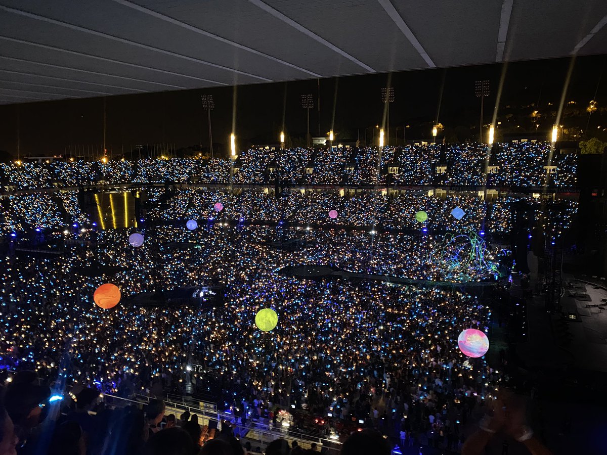 coldplaylife_'s tweet photo. 📸 Coldplay se despide de Barcelona con el último de sus maravillosas cuatro noches.

¡El mejor show del mundo con la mejor banda del mundo! 🎆 https://t.co/WPpKUPIXgK