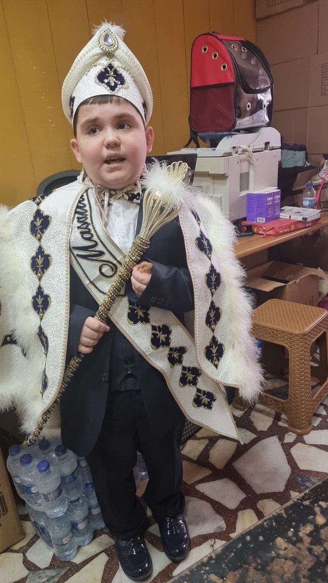 Bebekliğinden beri Dernekten giden her tırda o vardı.

Şarkı söyleye söyleye koli taşırdı.

Boyundan büyük koliler taşıdı, adını küçük adam koymuştuk,büyüdü  Sünnet Toyu var bugün.

Kaan bahtın hep açık olsun, düğününüde inşallah görürüz.