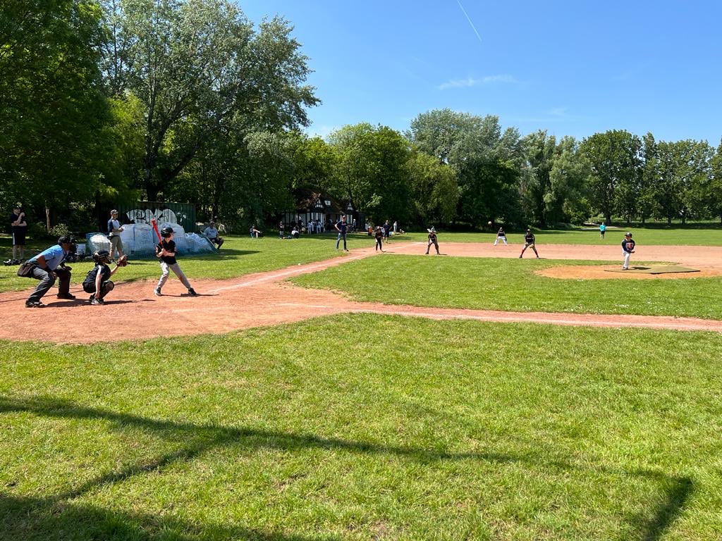 Thanks to the <a href="/LondonMets/">London Mets</a> for hosting a set of games for our minors and majors this bank holiday weekend.  And a belated thanks to both the <a href="/LondonMets/">London Mets</a> and <a href="/lyby/">Øistein</a> for sending teams to the Scrubs in recent weeks.  No such thing as too much youth baseball