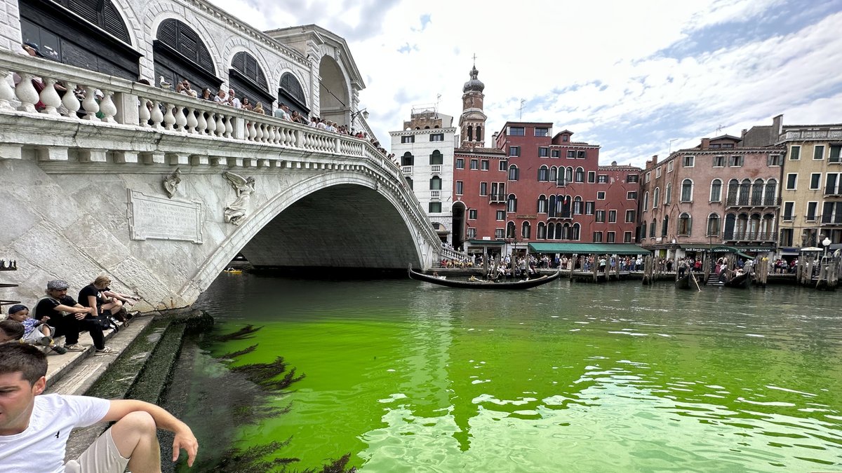 A fluorescent green Venice canal is beguiling residents. Police are on the case npr.org/2023/05/29/117…