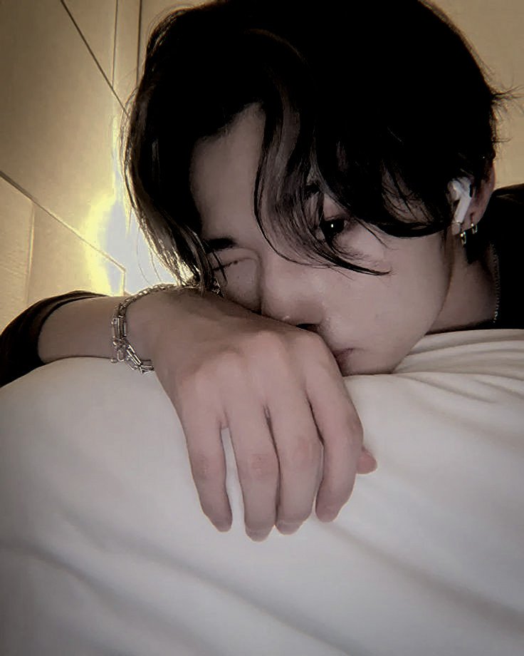 qoulide's tweet image. tumatanggap ba kayo ng pogi na mahilig mang spam?