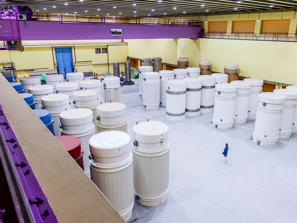 Kaj mislite, kdo je izpostavljen večjemu radioaktivnemu sevanju? 🤔

A) Oseba v skladišču banan.
B) Oseba v skladišču z izrabljenim jedrskim gorivom (suho skladišče Zwilag v Švici).