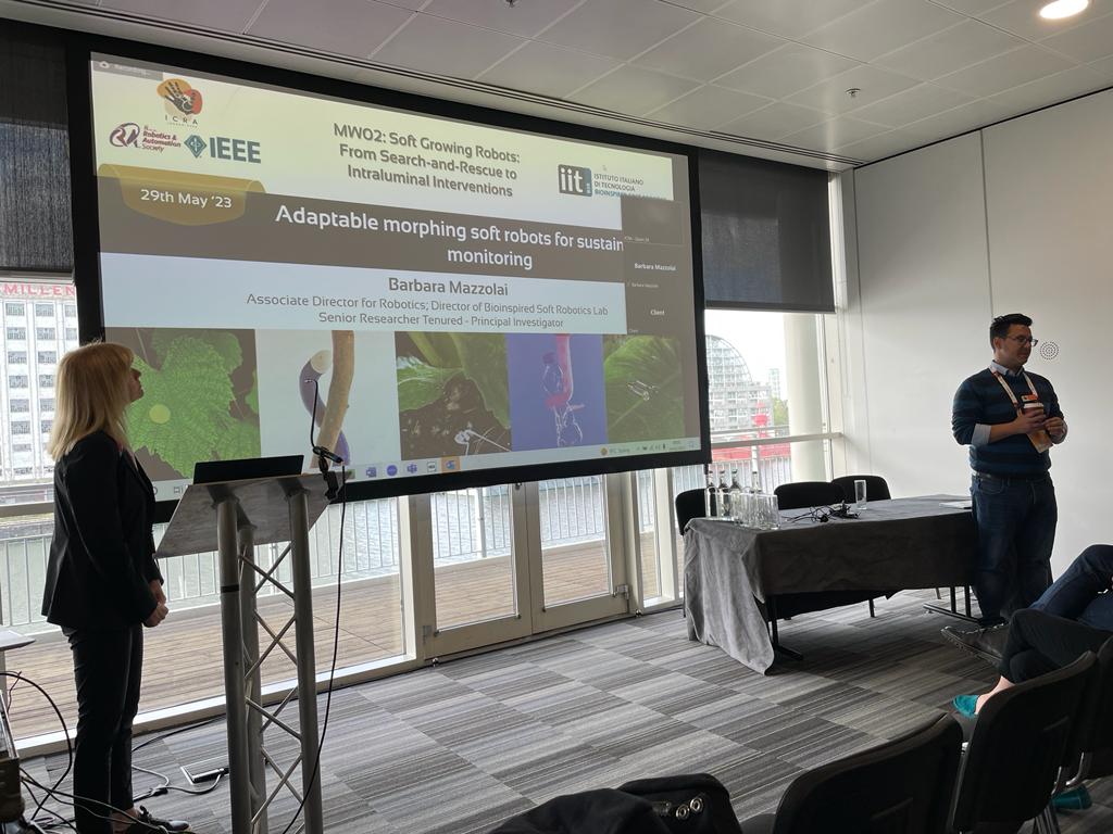 Here we are in #London with our project coordinator @BarbaraMazzolai @IITalk for the #ICRA2023 Soft Growing Robots workshop: an invited talk and a poster to show the GrowBot results 😊 🌱