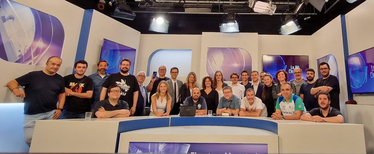 I uns quants anys més tard, <a href="/canalblau/">Canal Blau</a> ens torna a reunir! Aquest cop per seguir i comentar la nit electoral. Un luxe compartir plató amb gent tan maca <a href="/Margatv/">Marga trias</a>, Pere Lobato i <a href="/castrocarles/">carles castro</a>!