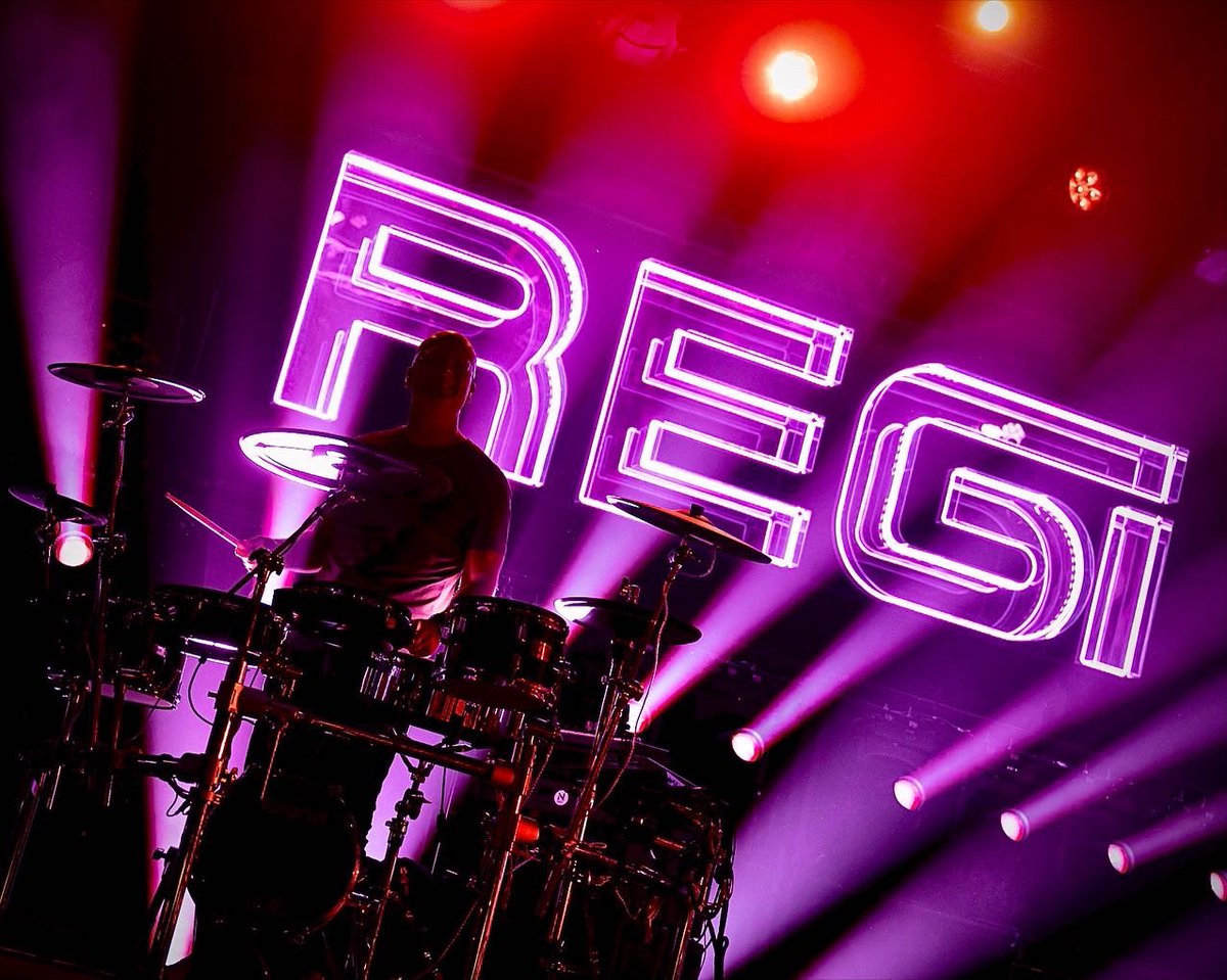 De #RegiLive 2023 festival tour is going strong. Mét een eigen mobiel half Sportpaleis aan licht- en lasers en volle gaaasssss geluid. 1,5 uur sports workout ook voor de drummer.
Strak lijf &amp; beats met Captain <a href="/Realregi/">Regi</a> 🙏
Foto nr.4 “Beter onder de R dan onder de sloef” 😉