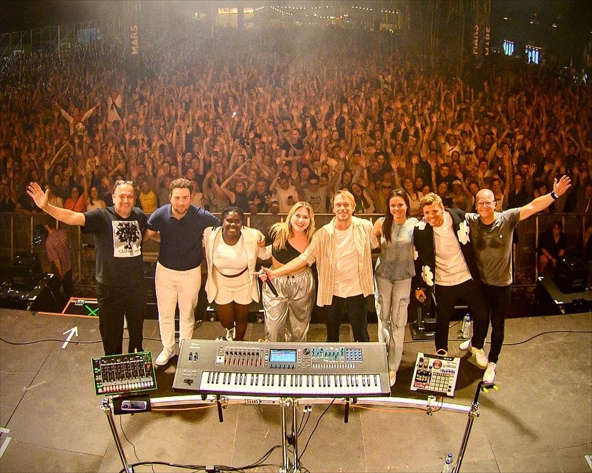 michaelschack's tweet photo. De #RegiLive 2023 festival tour is going strong. Mét een eigen mobiel half Sportpaleis aan licht- en lasers en volle gaaasssss geluid. 1,5 uur sports workout ook voor de drummer.
Strak lijf & beats met Captain @Realregi 🙏
Foto nr.4 “Beter onder de R dan onder de sloef” 😉 https://t.co/tvexYOoCdC