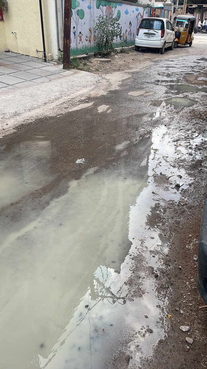 syedsufian's tweet photo. @TahseenQ @HMWSSBOnline @GHMCOnline @hmwssbmgrgkk @hmwssbgmom4 @MDHMWSSB @arvindkumar_ias @KTRBRS @KTRoffice The whole area is stinking. The problem has existed for over month. https://t.co/GtKLX6bDYB