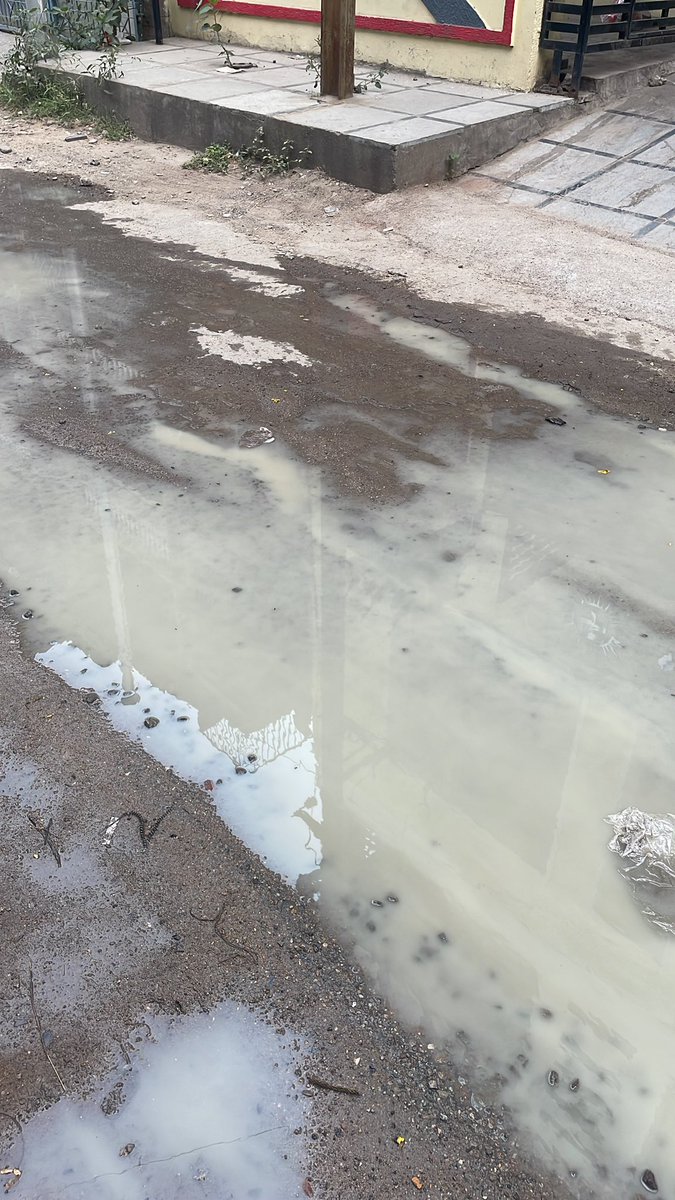 syedsufian's tweet photo. @TahseenQ @HMWSSBOnline @GHMCOnline @hmwssbmgrgkk @hmwssbgmom4 @MDHMWSSB @arvindkumar_ias @KTRBRS @KTRoffice The whole area is stinking. The problem has existed for over month. https://t.co/GtKLX6bDYB