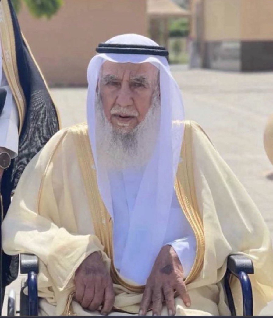 hafoulalii's tweet photo. فقدت نجران اليوم ركنا من أركان يام وهمدان ورمزا من رموزها العظماء الشيخ : حمد بن خشة آل منيف رجل قلّ الزمان أن يجود بمثله ..
سيخلد التاريخ اسمه مقرونا بالكرم الحاتمي والشجاعة والشهامة والمواقف المشهودة وستبقى بصماته المشرفة خالدة ..
ابن خشه آل منيف " تعجز عن وصفه الكلمات " 
:
آل حفول .. يتقدمون بخالص العزاء والمواساة لقبيلة ال منيف عامة وآل خشة خاصة .. 
سائلين الله أن يتغمده بواسع رحمته وأن يسكنه فسيح جناته وأن يلهم أهله وذويه الصبر والسلوان               
"وإنا لله وإنا إليه راجعون "